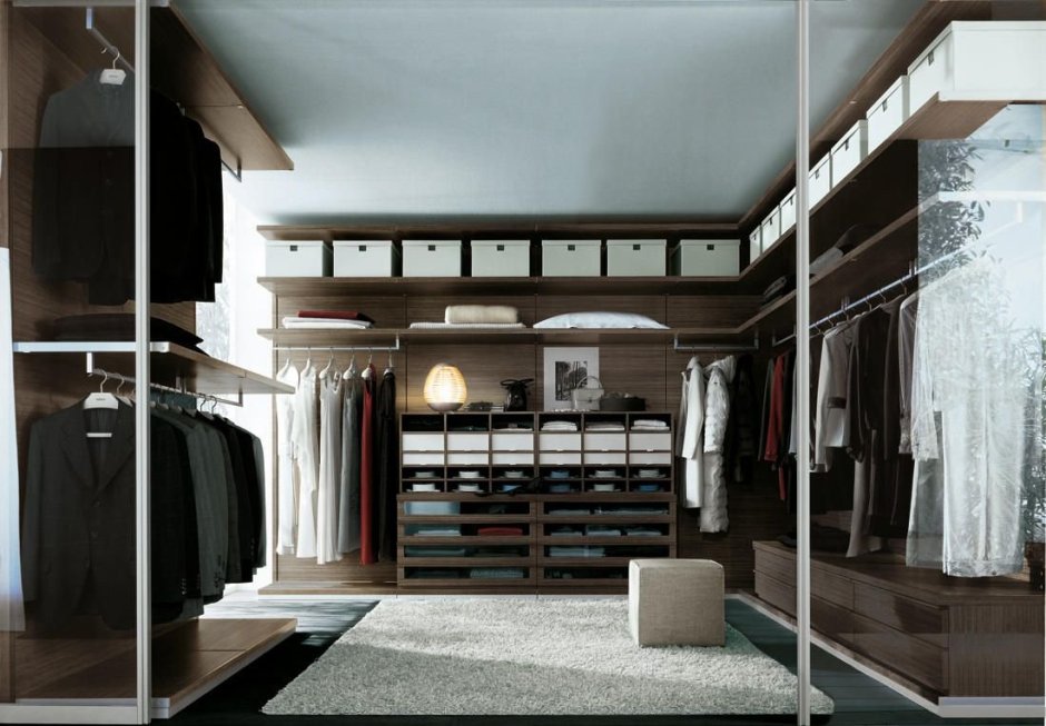 Гардеробная с высокими потолками