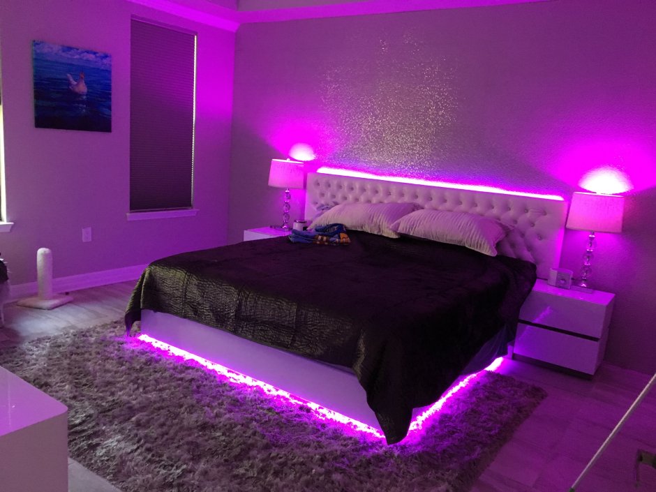 Комната с фиолетовой подсветкой