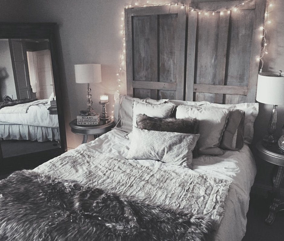 Уютная спальная комната для пары