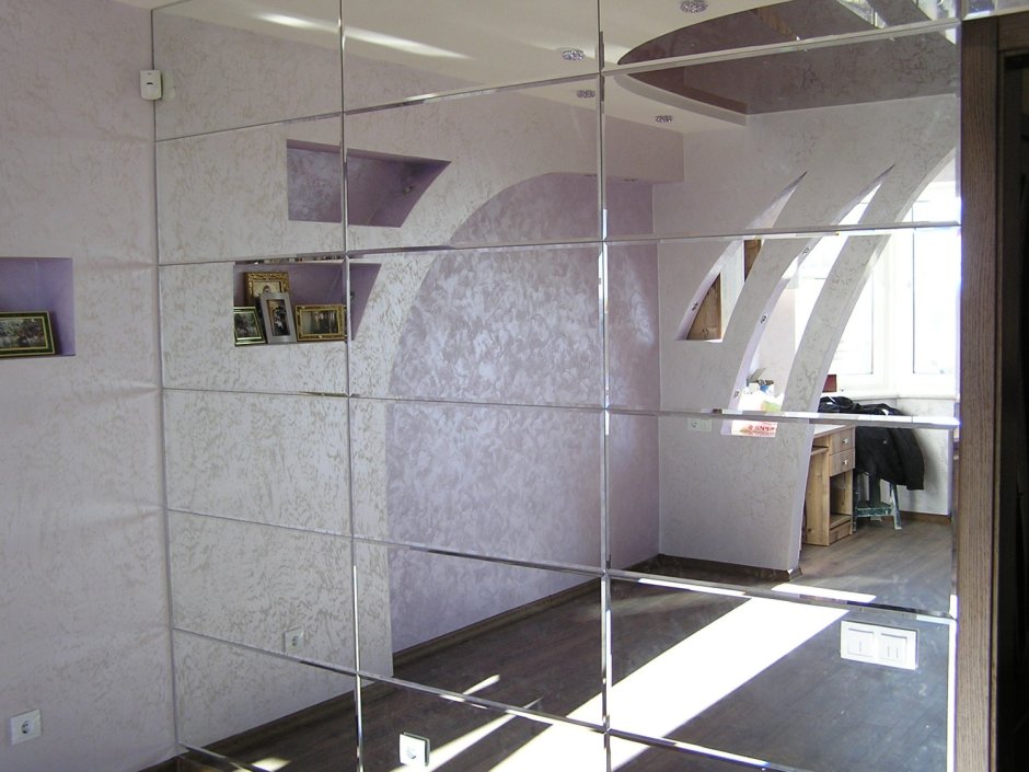 Увеличение комнаты с помощью зеркал акварель