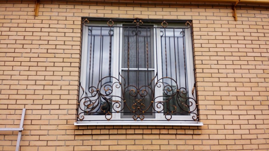 Решетки на окнах в усадьбах