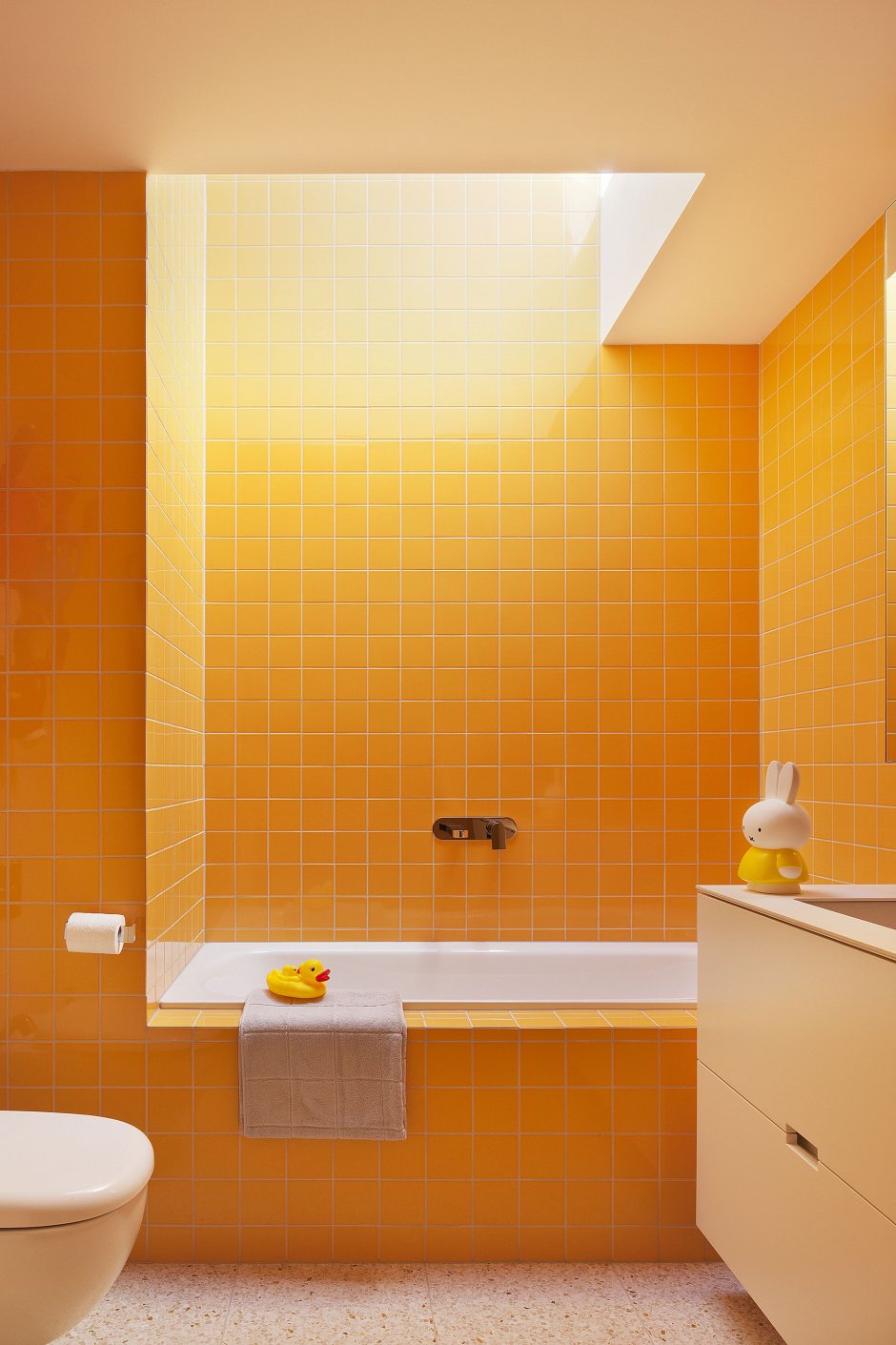 Ванная комната серая крапинка и оранжевый