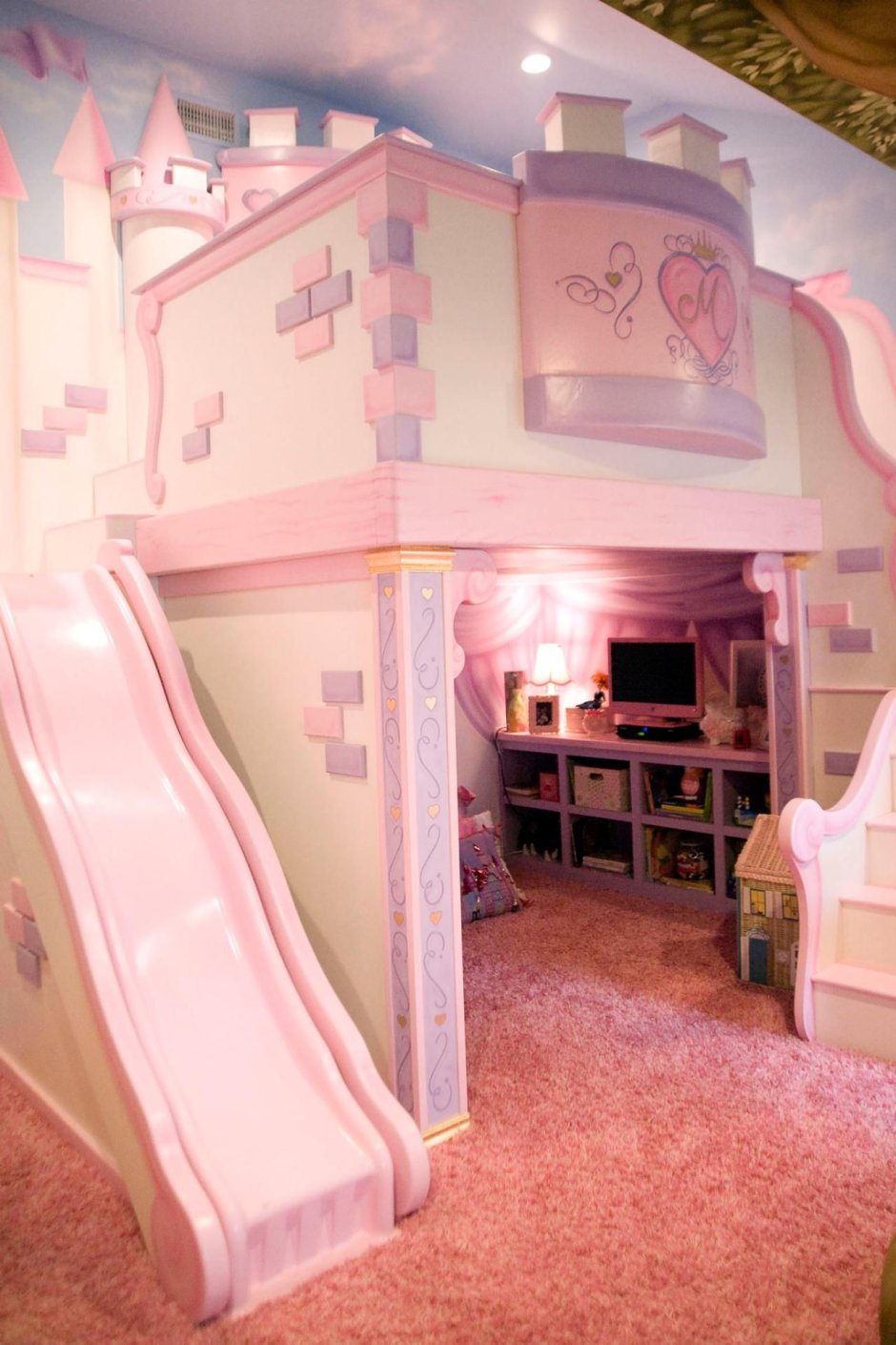 Богатая детская комната для принцессы