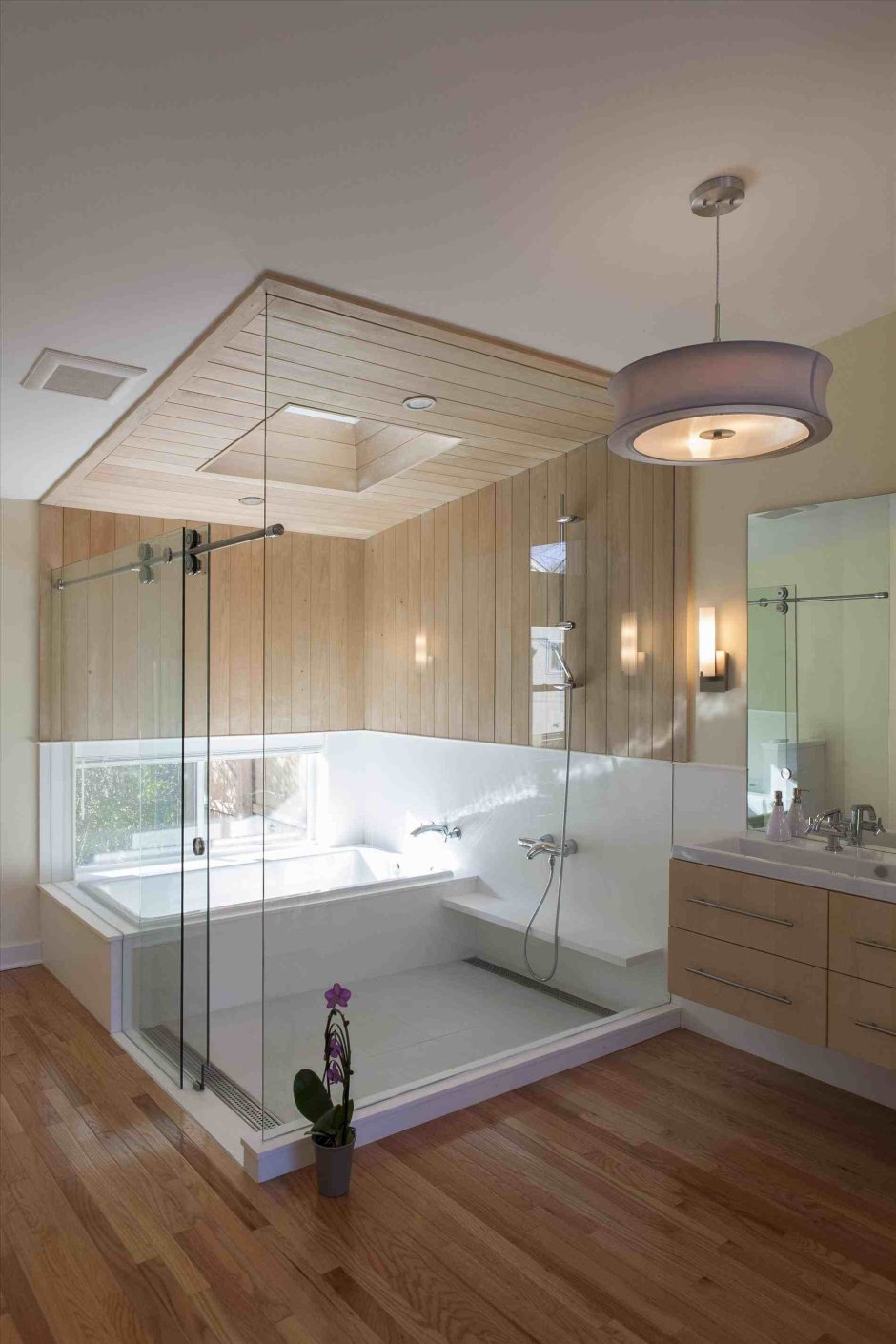 Ванная комната с душем и ванной в современном стиле