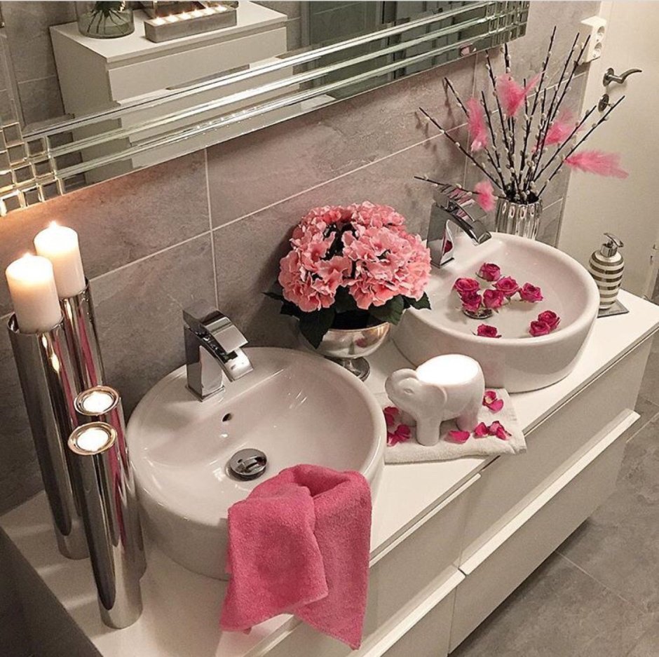 Серая ванна с розовыми аксессуарами