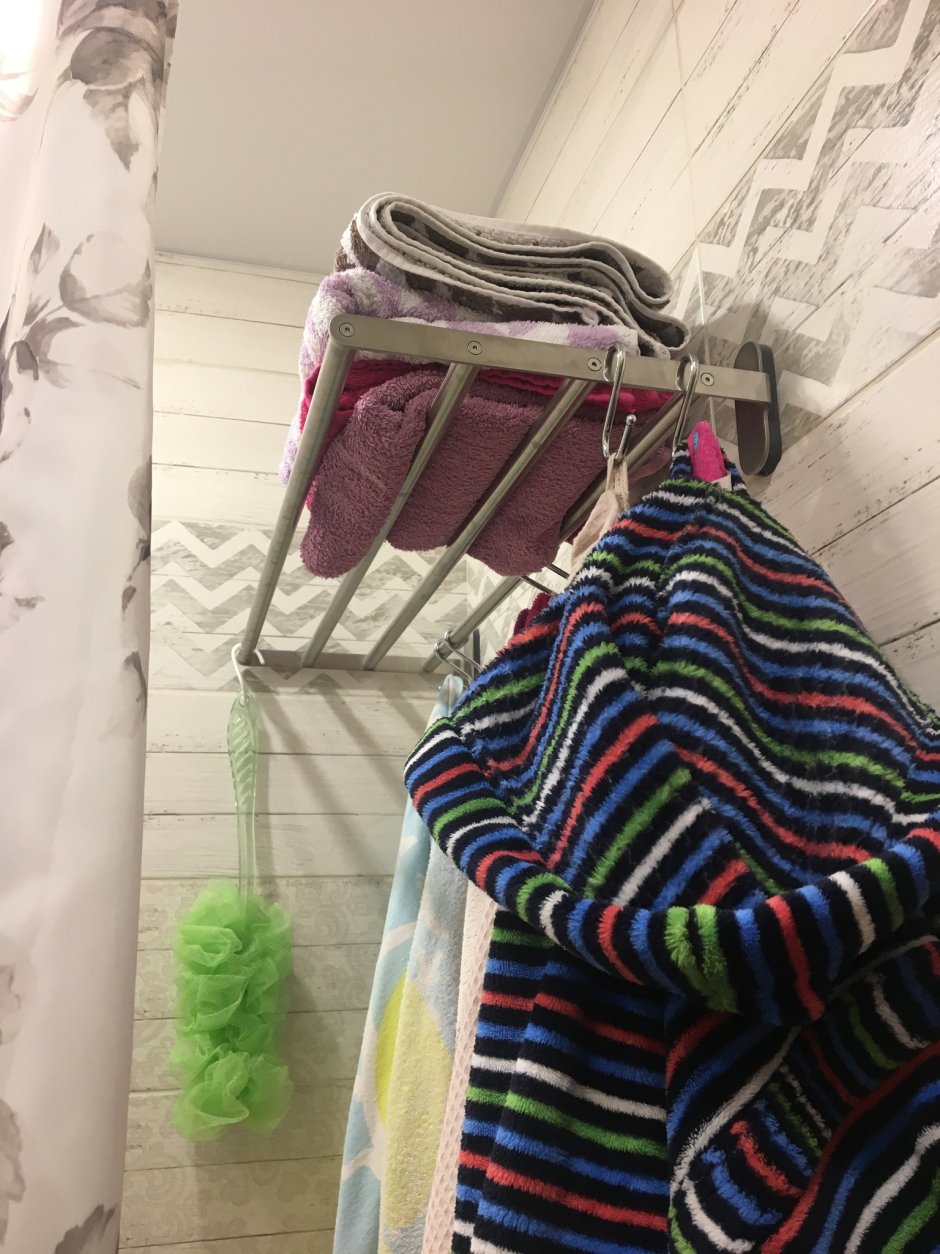 Вешать полотенце халат в ванной