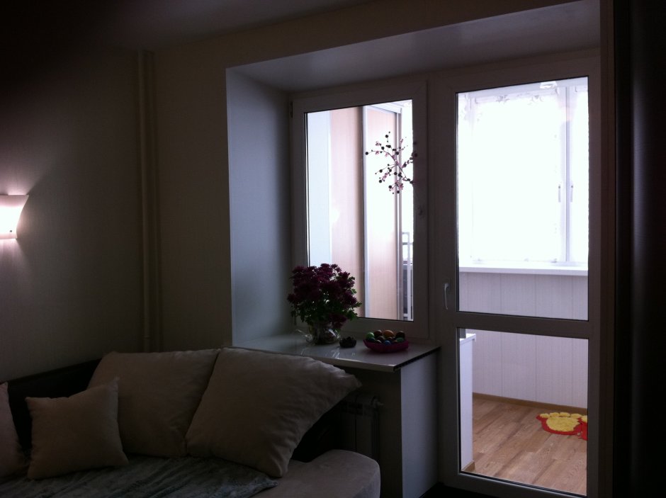 Панорамное остекление между комнатой и балконом