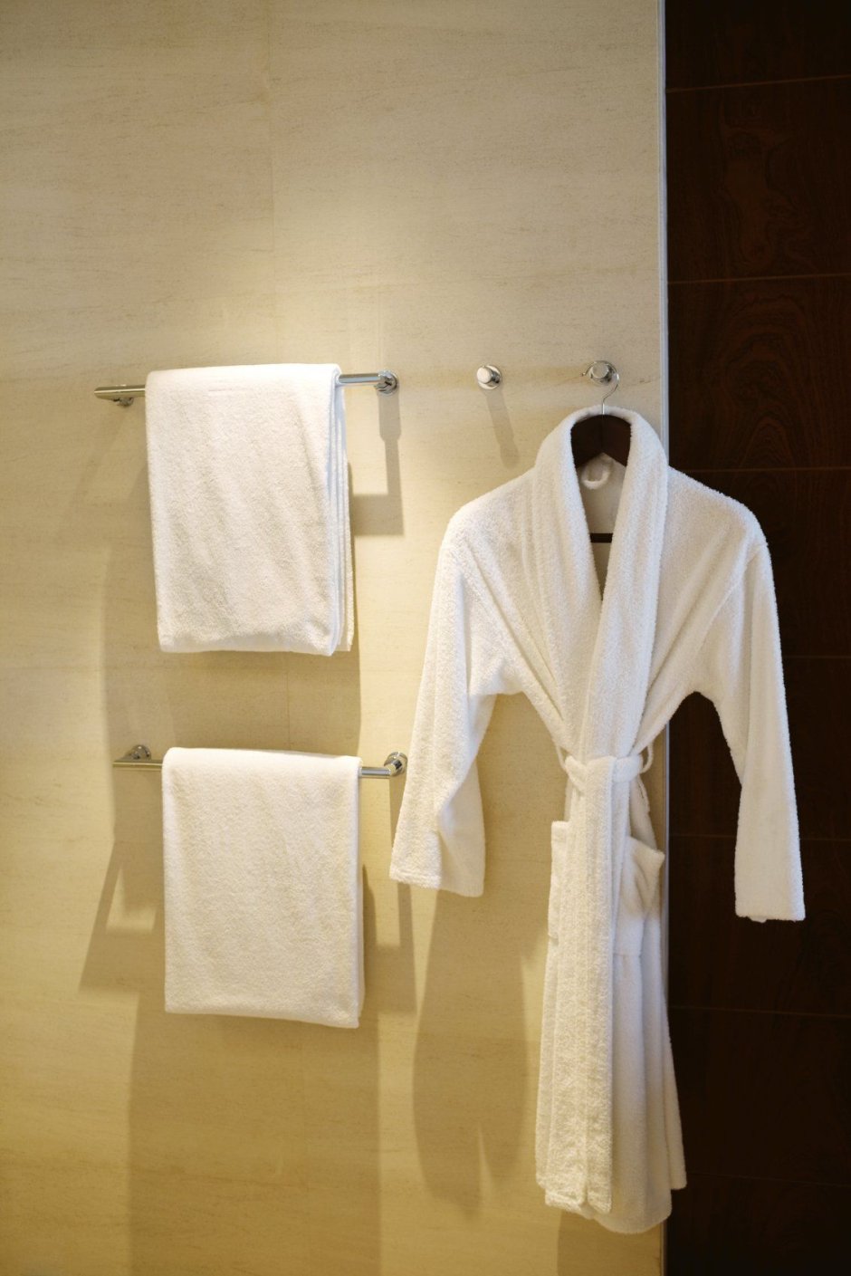 Полотенца и халаты в ванной комнате