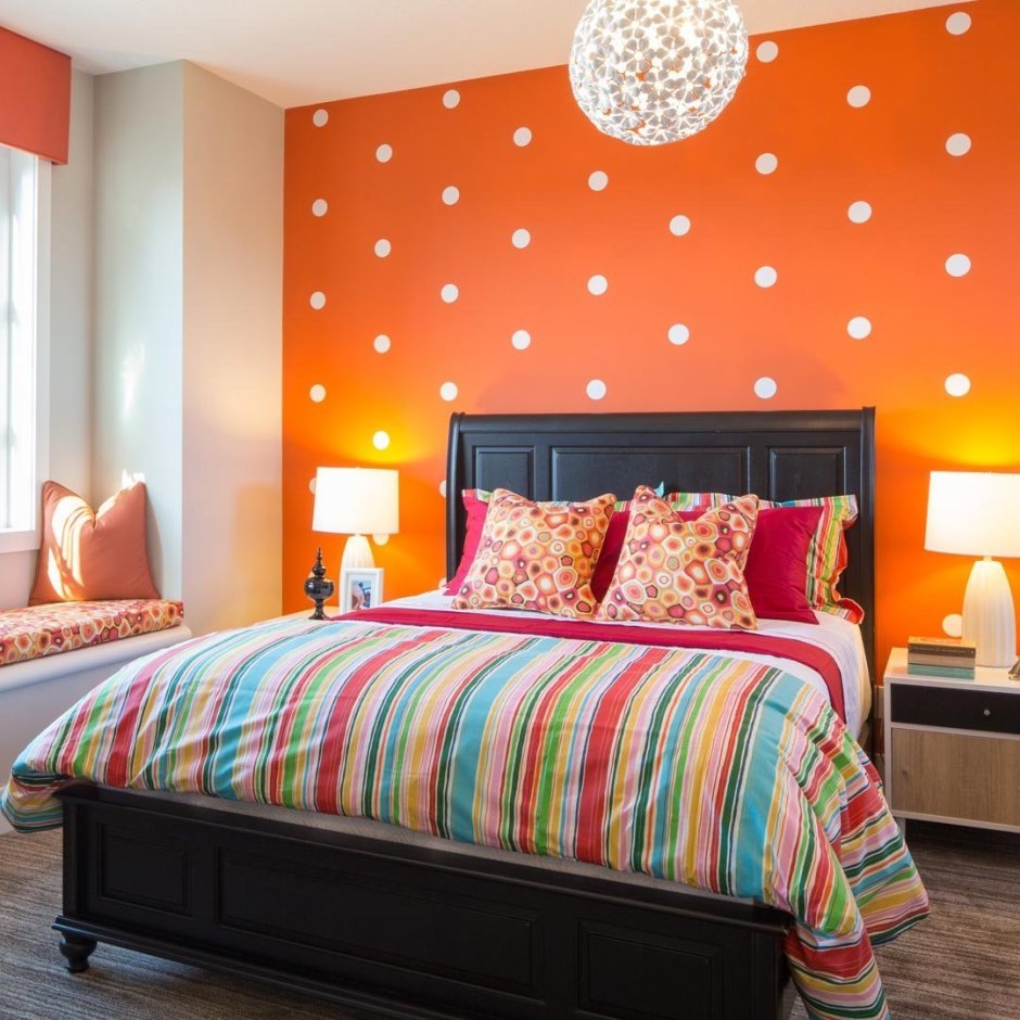 Комната с оранжевыми стенами