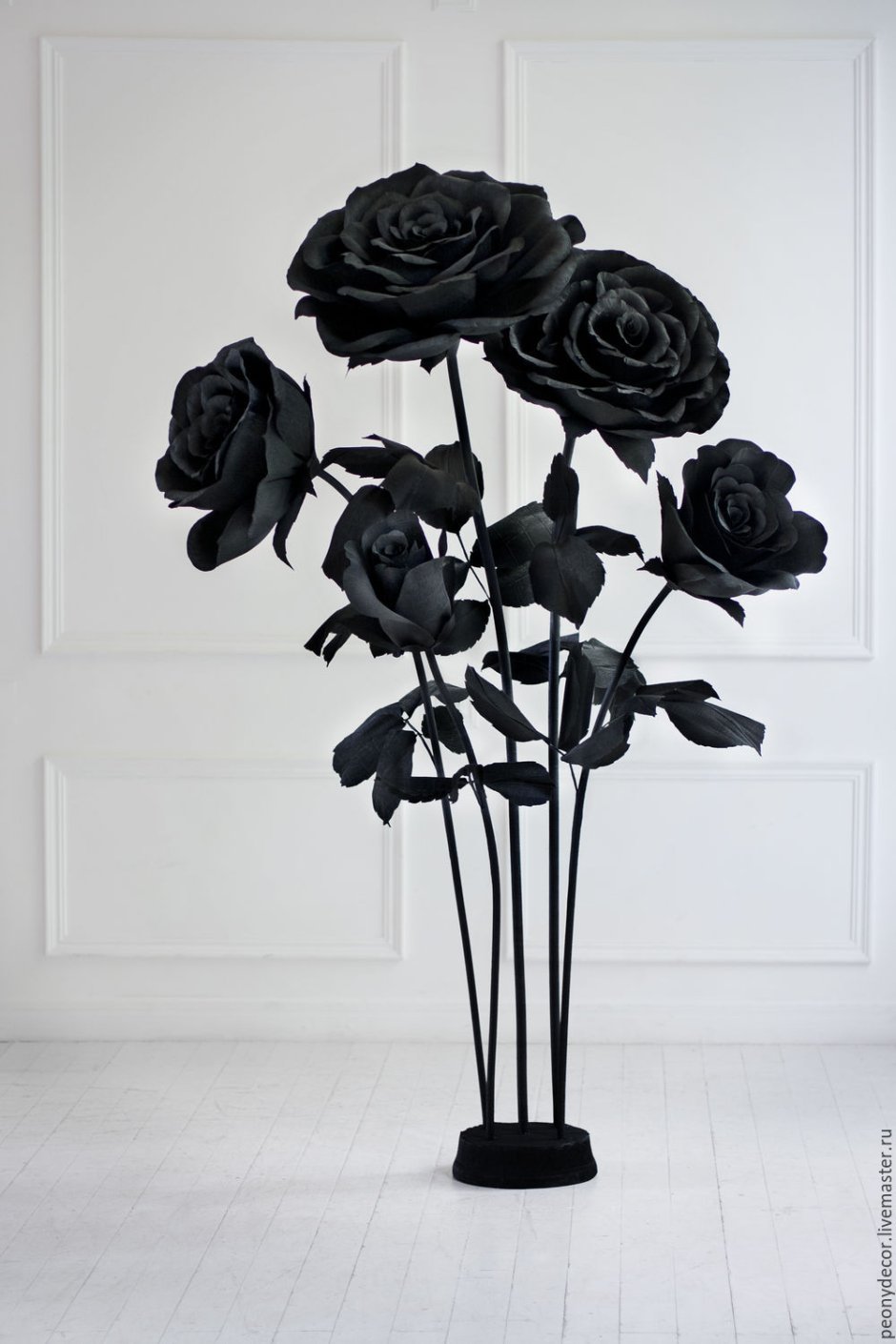 Декор бумажных цветов черные