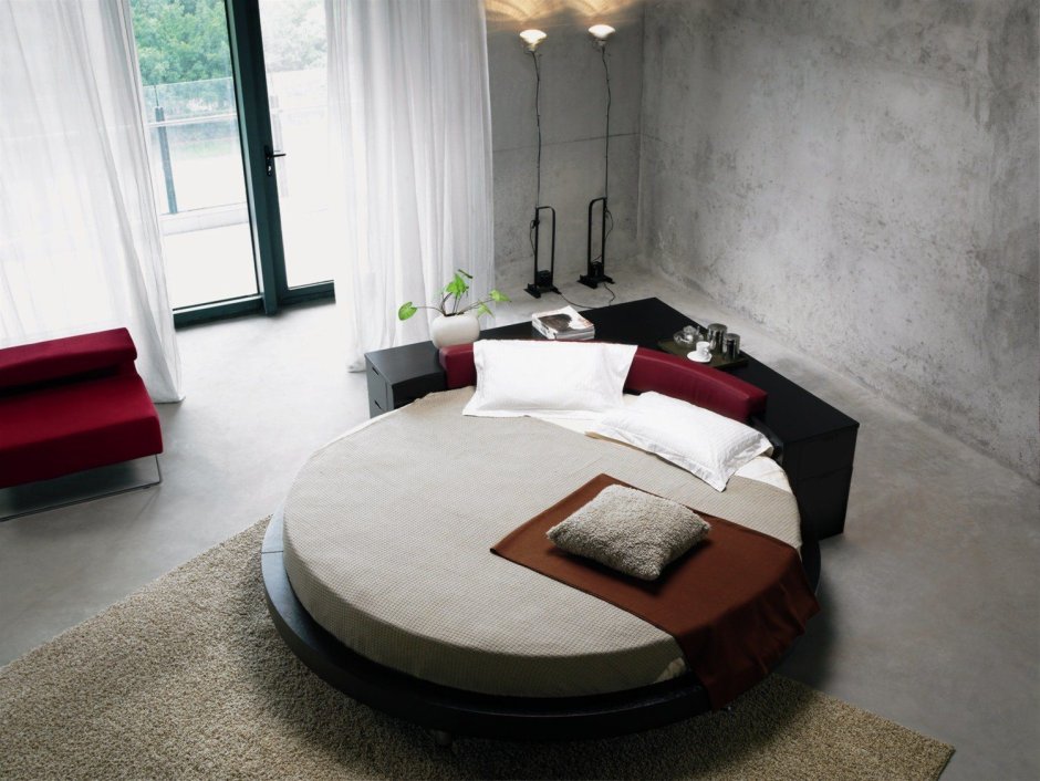 Спальня с круглой кроватью в светлых тонах