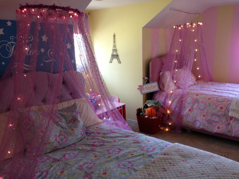 Комната кровать с балдахином аниме