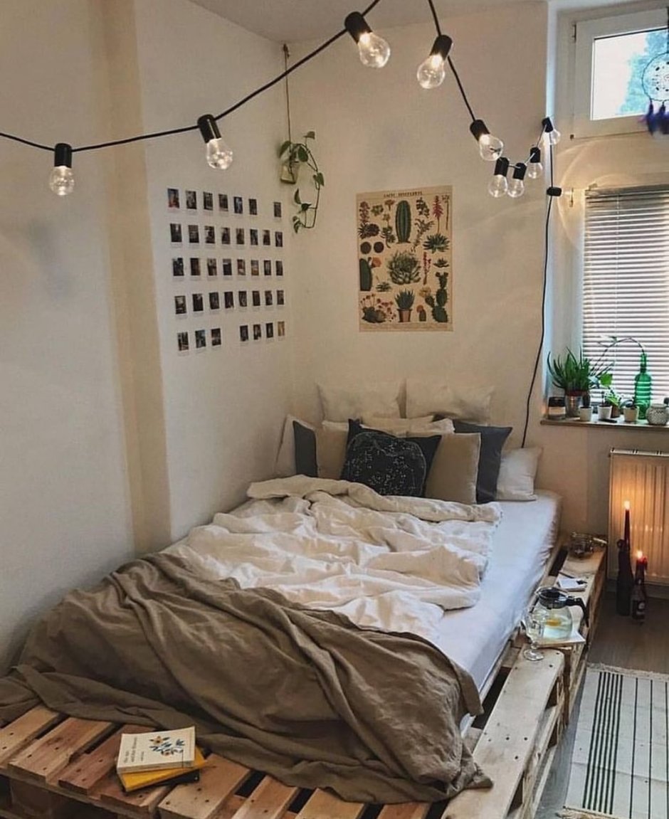 Уютная комната с матрасом