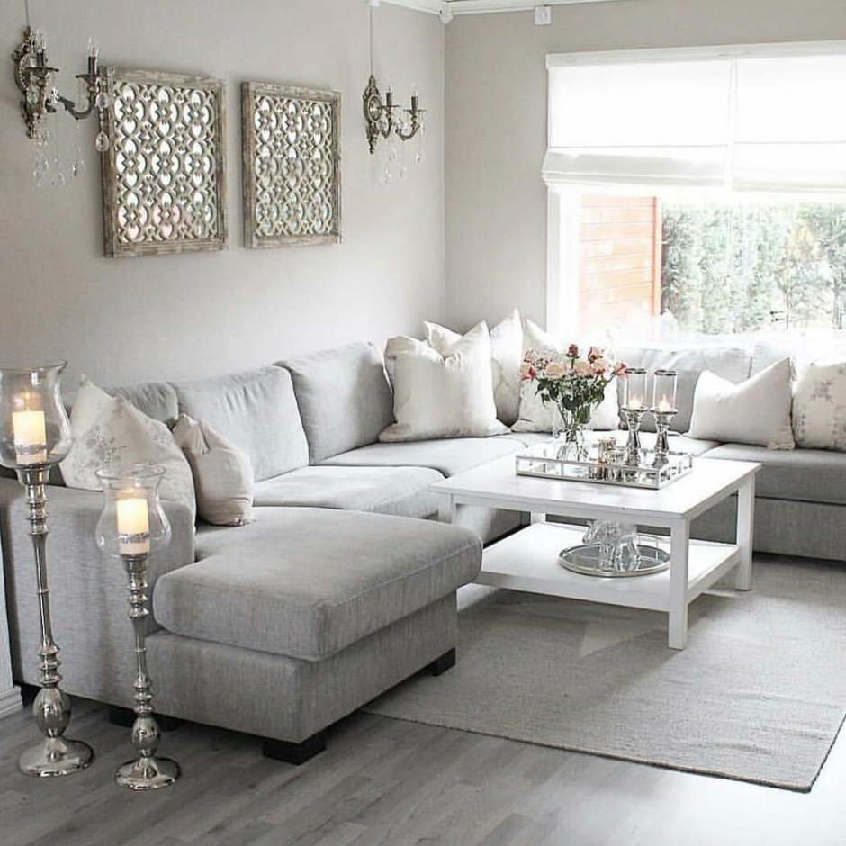Серый диван на фоне серой стены