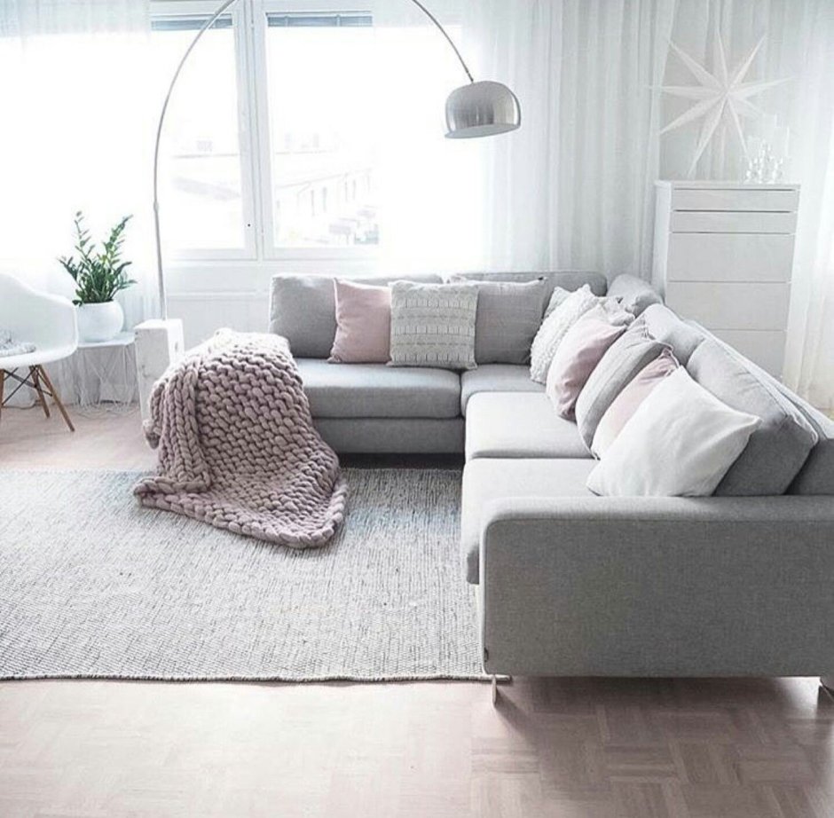 Серый диван в светлой комнате