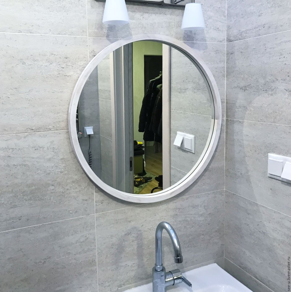 Круглое зеркало в ванну