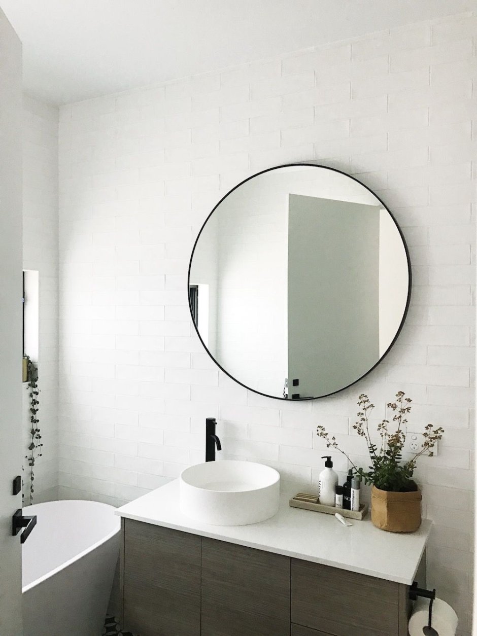 Круглое зеркало в ванной в интерьере