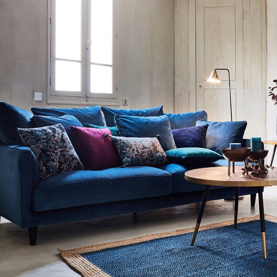 Серо-голубой диван в интерьере