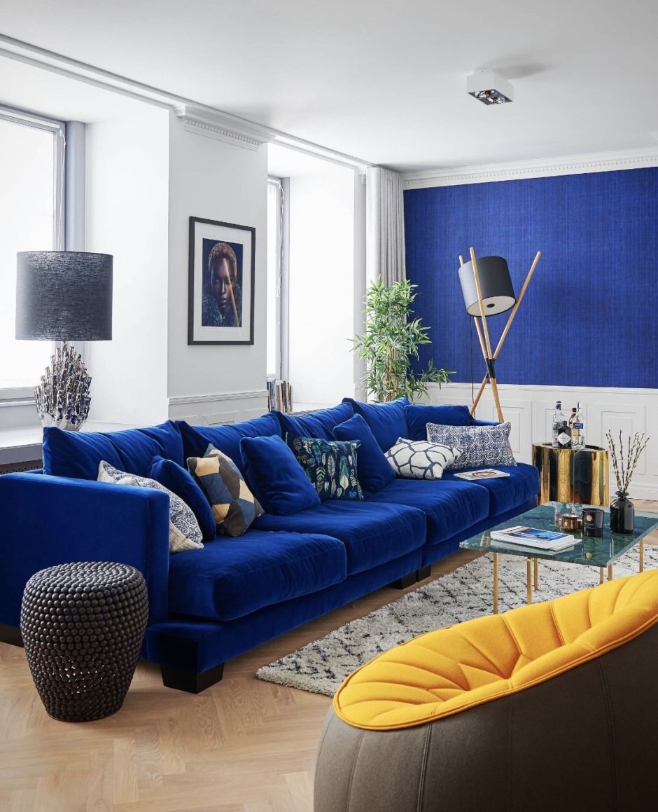 Настенный декор к синему дивану