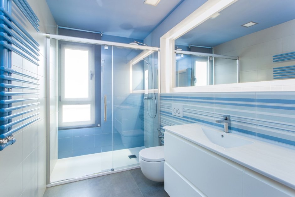 Интерьер ванной комнаты в голубых тонах
