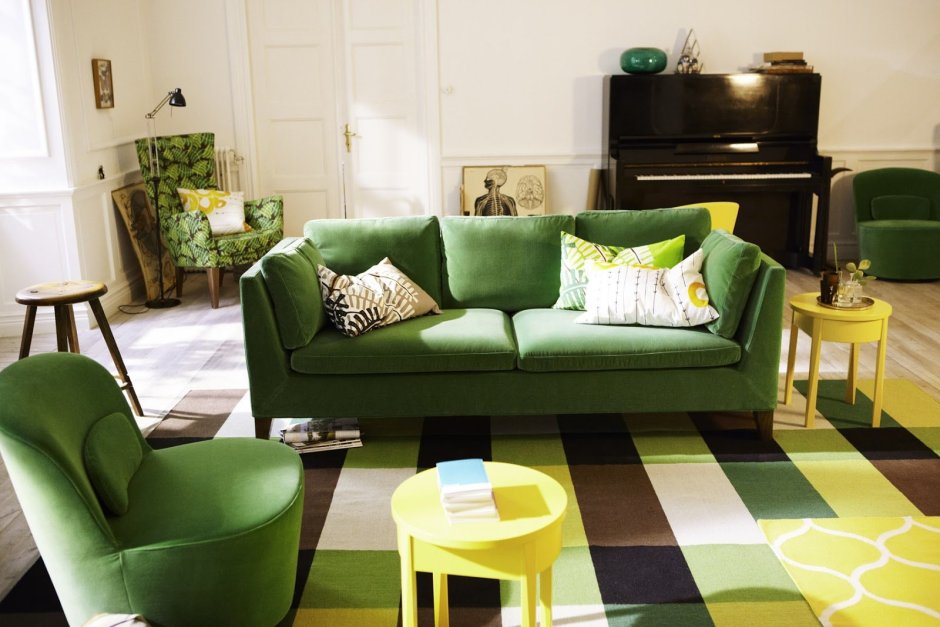 Зеленый диван в бежевом интерьере (90 фото)