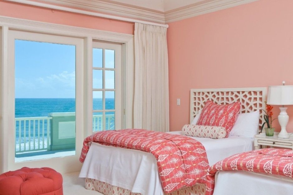 Коралловый цвет в спальне