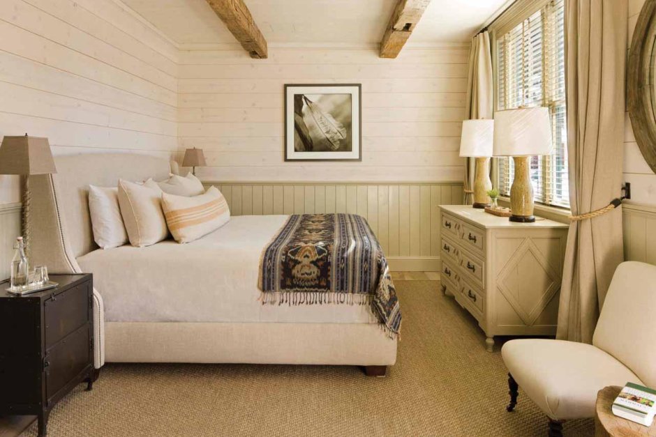 Спальни в пастельных тонах в деревянном доме