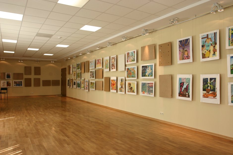 Выставочный зал с картинами