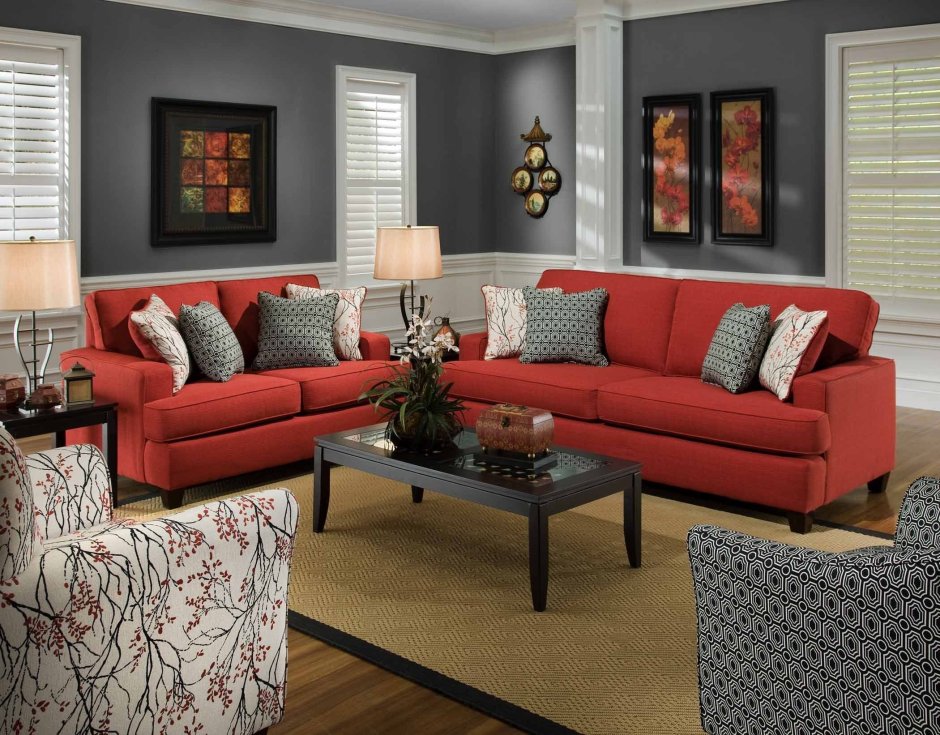 Красно коричневый диван в интерьере