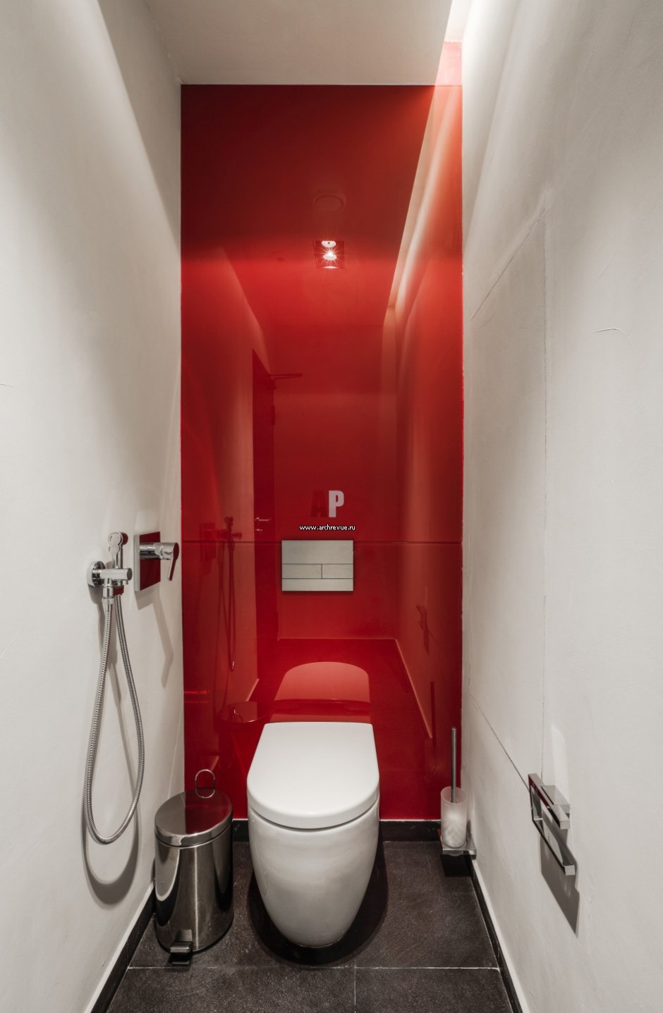 Красная туалетная комната