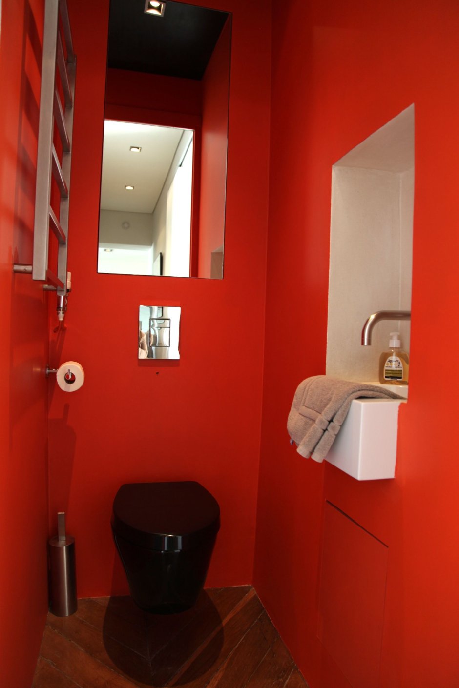 Декор туалета с красным