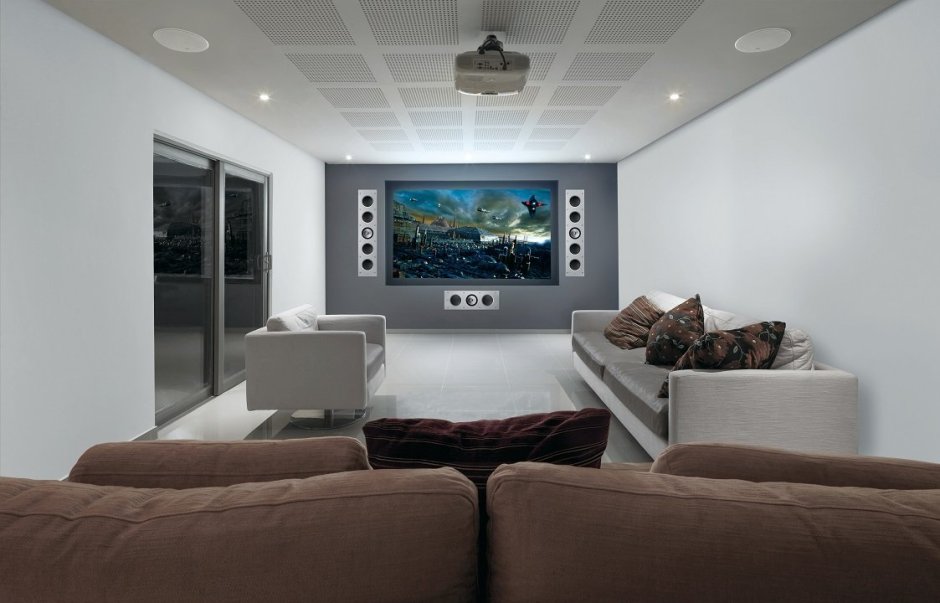Комната с большим телевизором