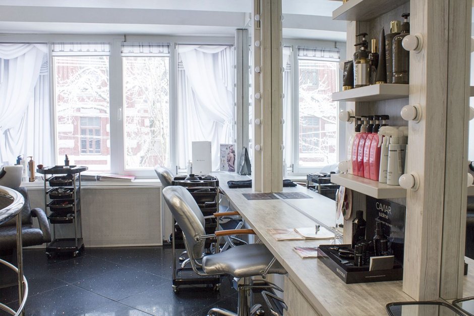 Декор окна в салоне красоты