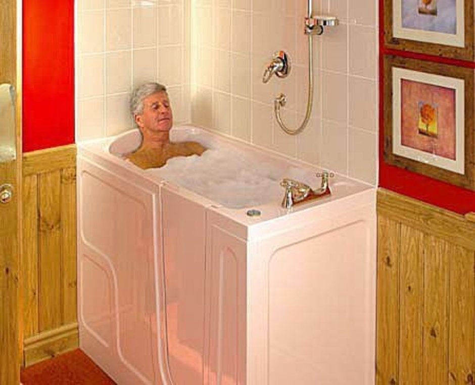 Отдельностоящая ванна в интерьере ванной