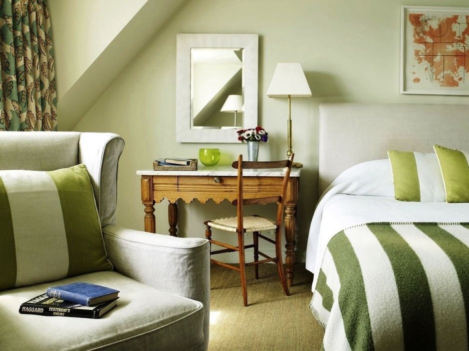 Спальня с зеленой кроватью арт деко
