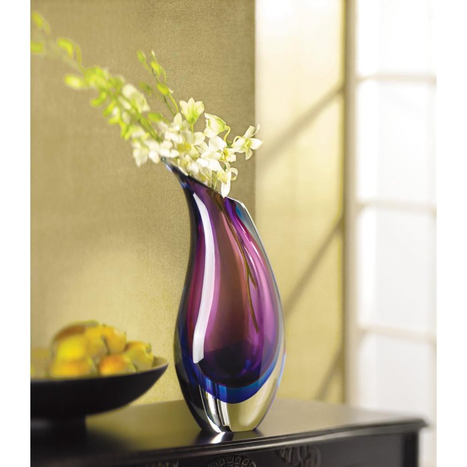 Декор в прозрачной вазе