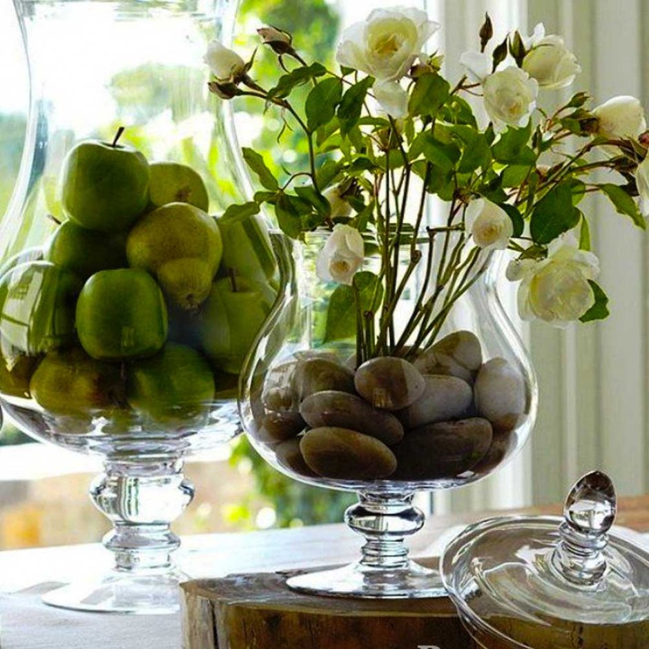 Свечи в стеклянных вазах декор