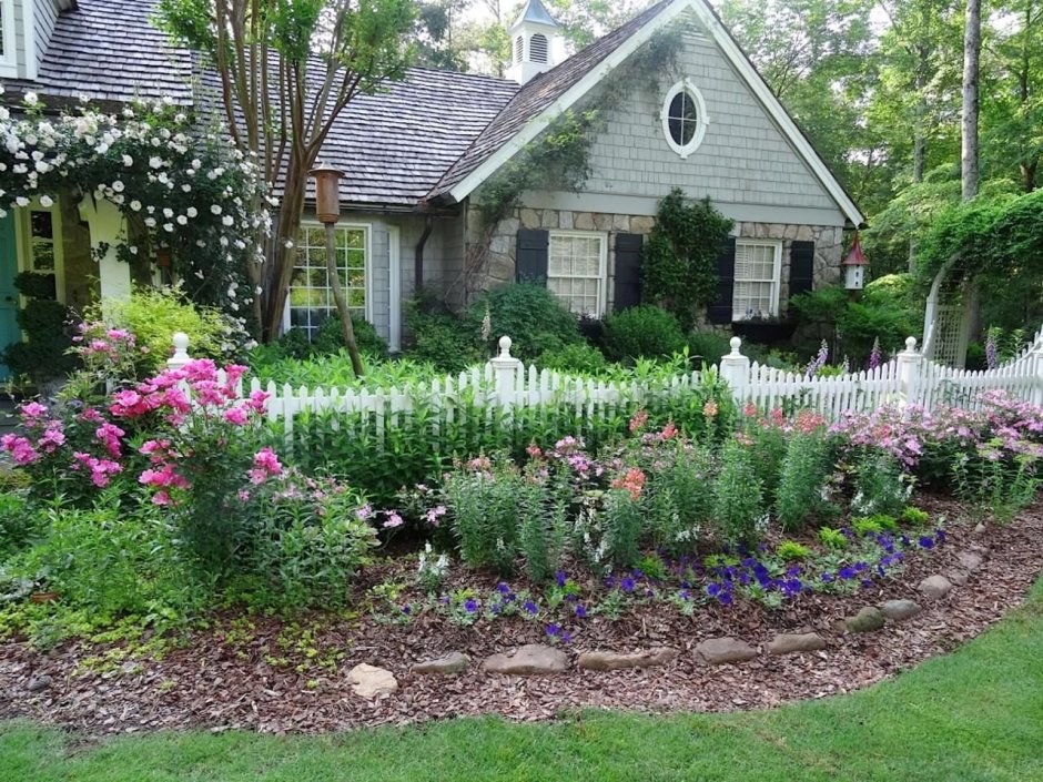 Цветники в палисадниках и садах