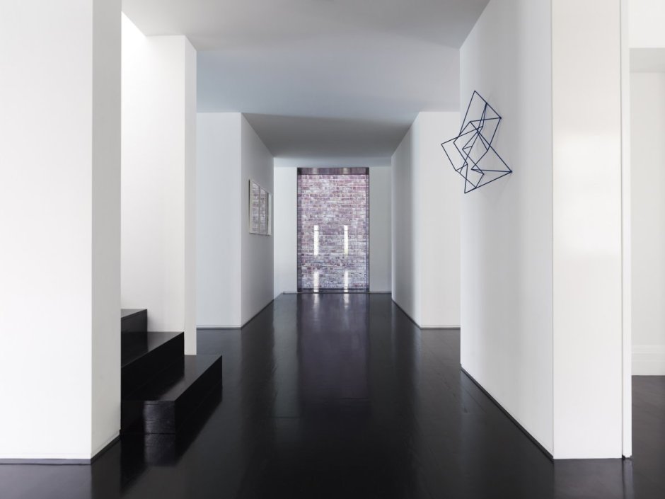 Белые стены и черный паркет