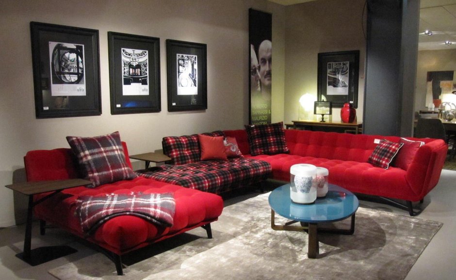 Розовый диван в скандинавском интерьере