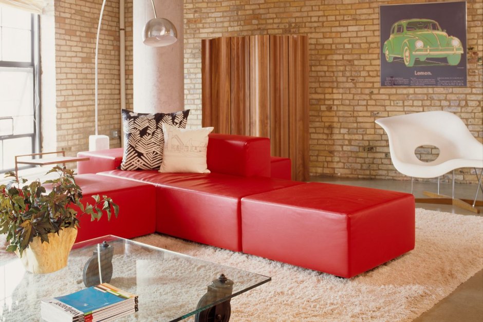 Красный диван в интерьере лофт