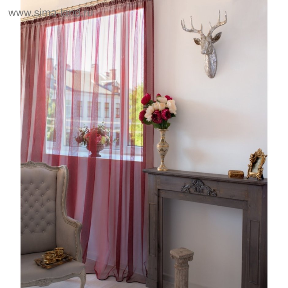Спальня в бордовом цвете со шторами тюль