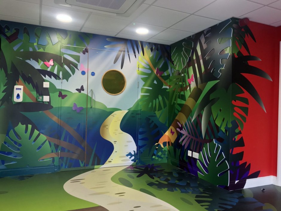 Необычный потолок джунгли в детском саду
