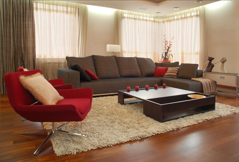 Гостиная с коричневым диваном