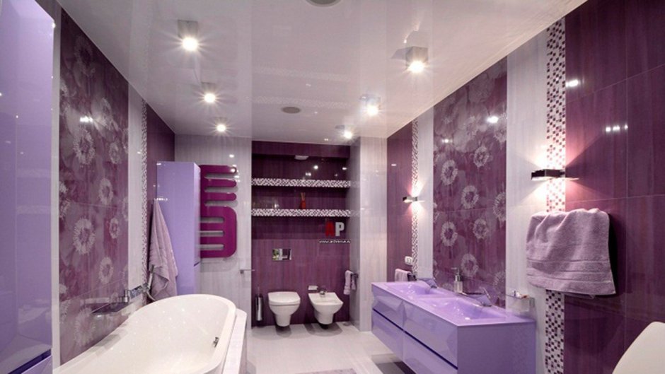 Фиолетовый натяжной потолок в ванной