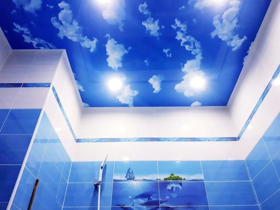 Голубой натяжной потолок в ванной