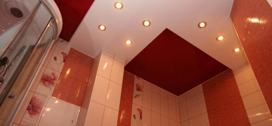 Двухуровневый потолок в туалете