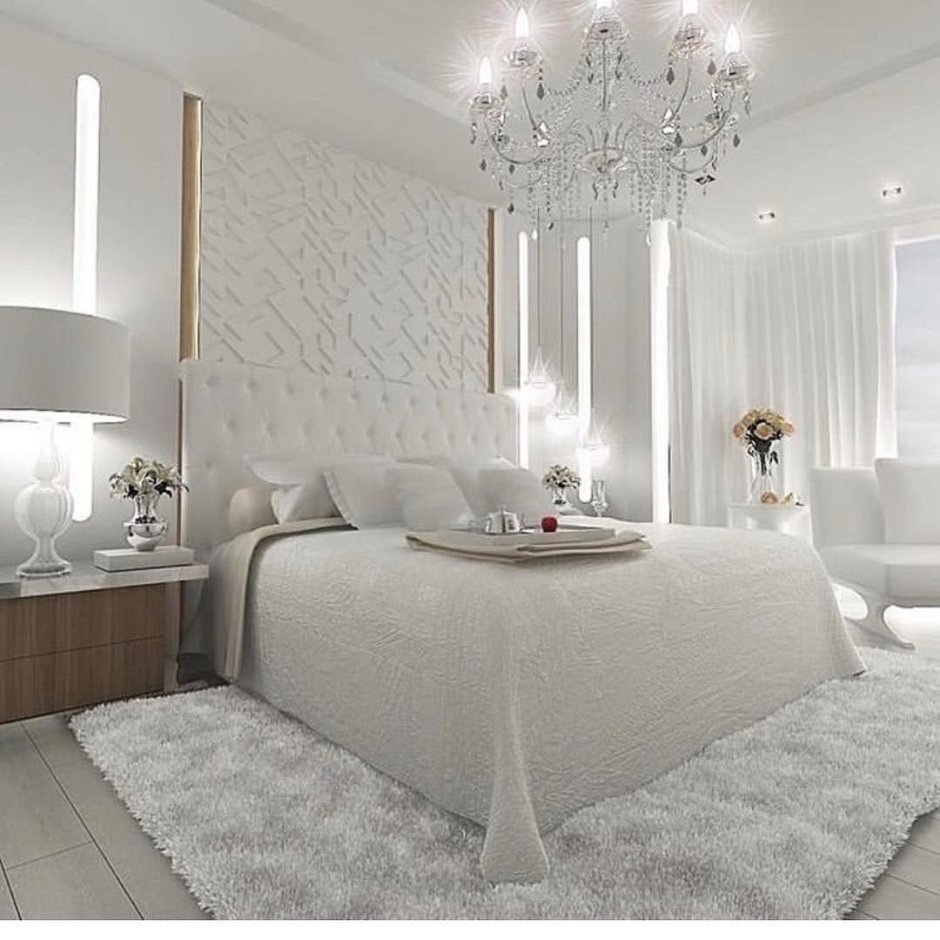 Белая кровать в белой комнате