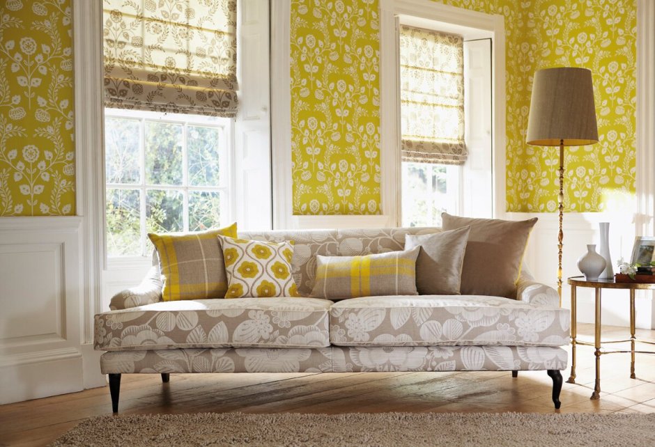 Желтый диван в белом интерьере