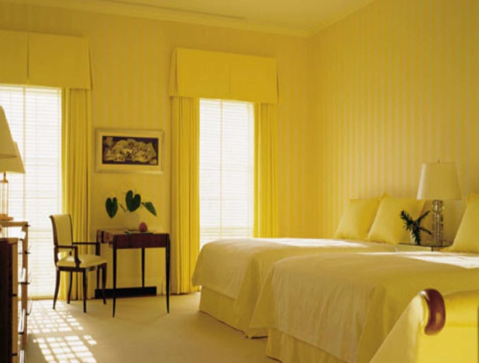 Гостиная с желтыми шторами